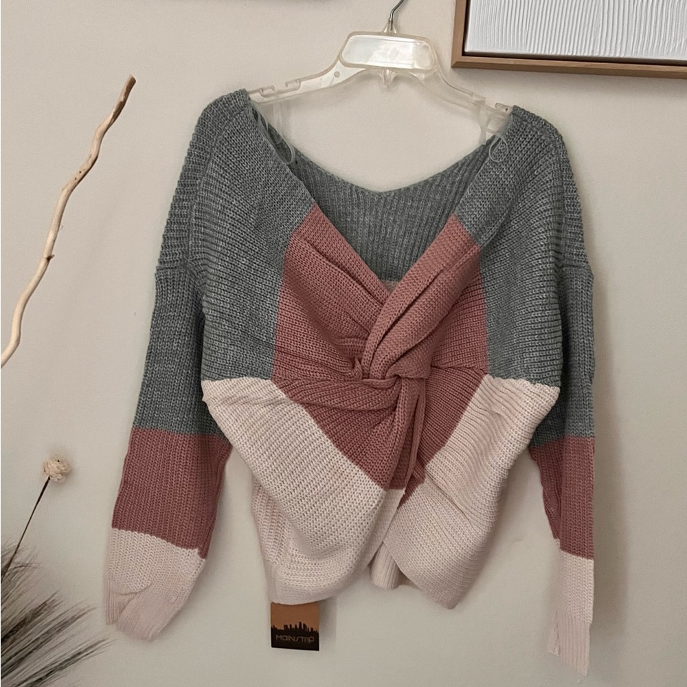 Color block sweater with twist tie back
